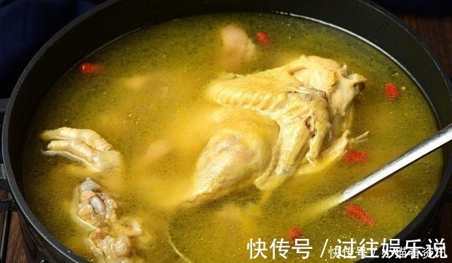 炖鸡汤,最忌直接加水炖,教你一招,鸡肉鲜嫩入味,鸡汤鲜香浓郁