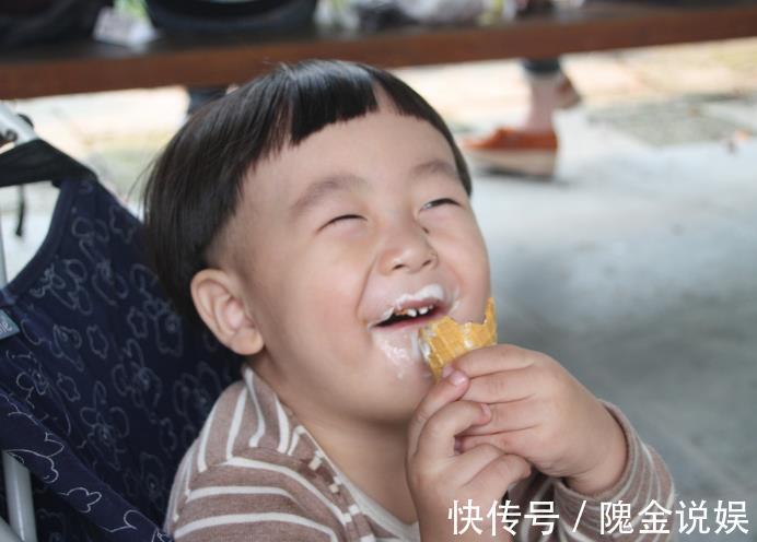 家长|家长们要注意,别再让孩子这样吃饭了,对孩子的胃有伤害