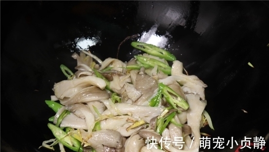 入味|炒蘑菇时,直接下锅炒就“毁”了,多加这一步,蘑菇鲜嫩更入味