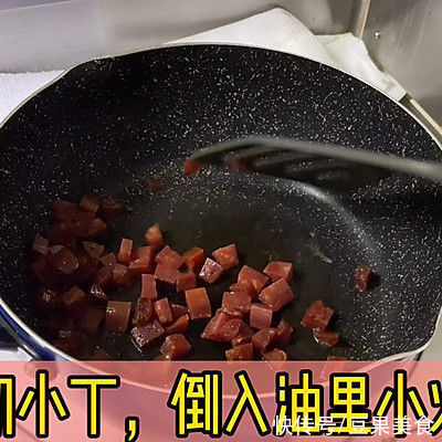 想要滋阴补血吗？这道五彩缤纷的腊肠炒饭少不了