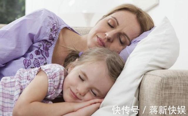 孩子|睡前家长经常对孩子做2件事，孩子记忆力好更聪明，而且情商还高