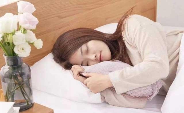 现代人|三个生活方式,容易引起失眠,想更快入睡,最好能改