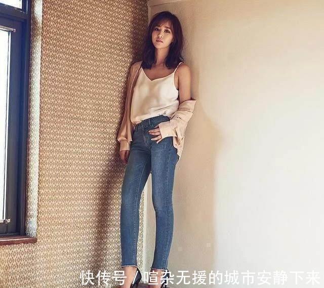 腰身|拥有纤细大长腿的牛仔裤美女,展示腰身美好曲线,彰显与众不同