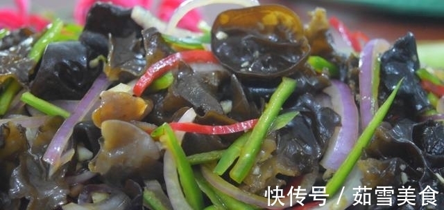 凉拌菜|洋葱凉拌木耳最好吃的做法，简单美味又下饭，看看你喜欢吃不？