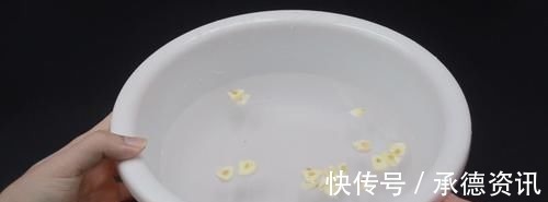 大蒜|大蒜放进白醋里泡一泡,真是厉害,解决了很多男性朋友困扰的烦恼