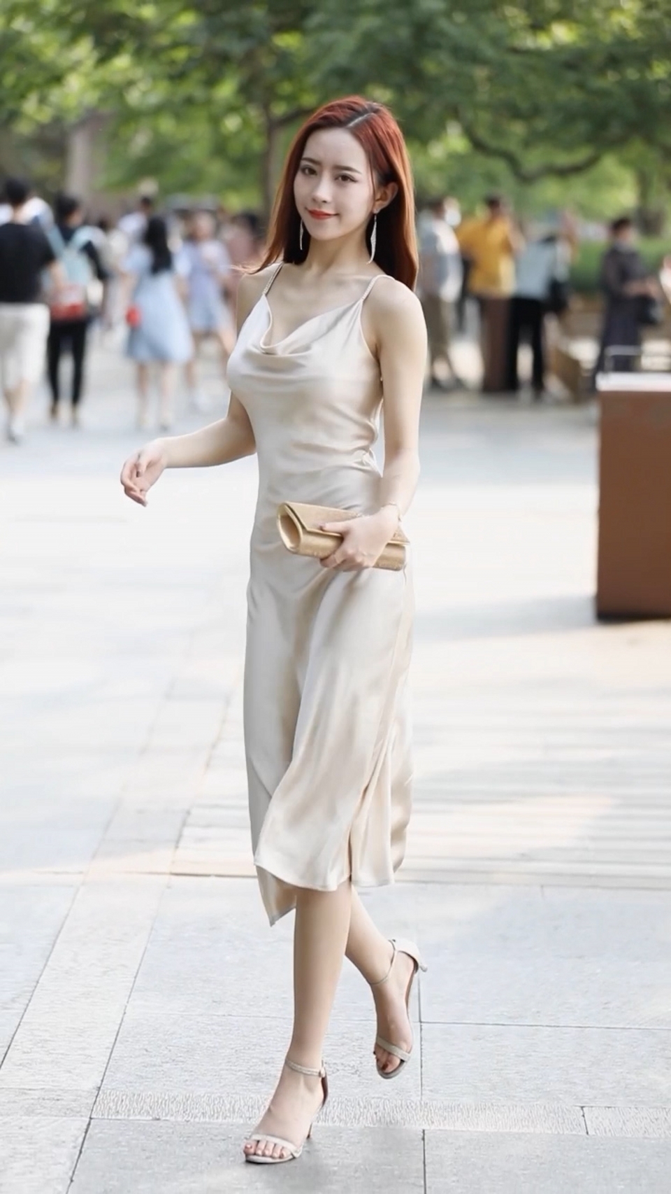 街拍,黑色的连衣裙非常显瘦,充满轻熟风