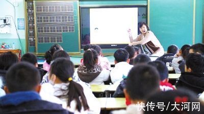 椅子|担心一年级孩子换老师不适应 夏邑县一教师带着腰伤跪椅子上讲课