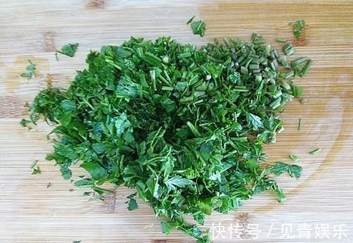 水芹菜|西红柿韭菜靠边站，此菜才是和鸡蛋绝配，简单一做，才上桌就抢光