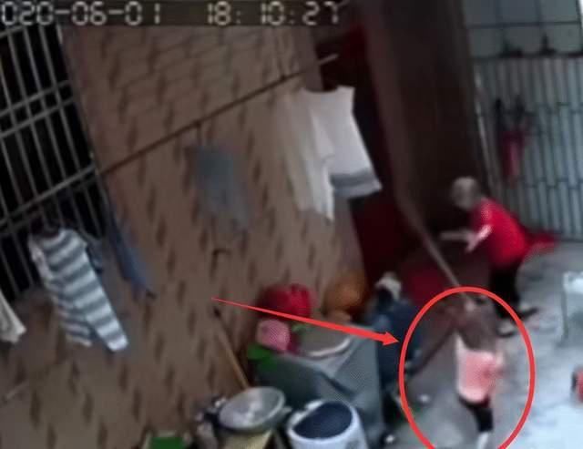 爷爷|“走开,你个老东西”,5岁孙子指着爷爷骂,妈妈反手一巴掌