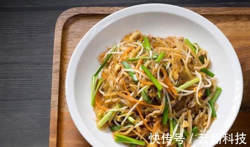 粉条一炒就成团?厨师长分享窍门,加上这1步,爽滑入味不成团