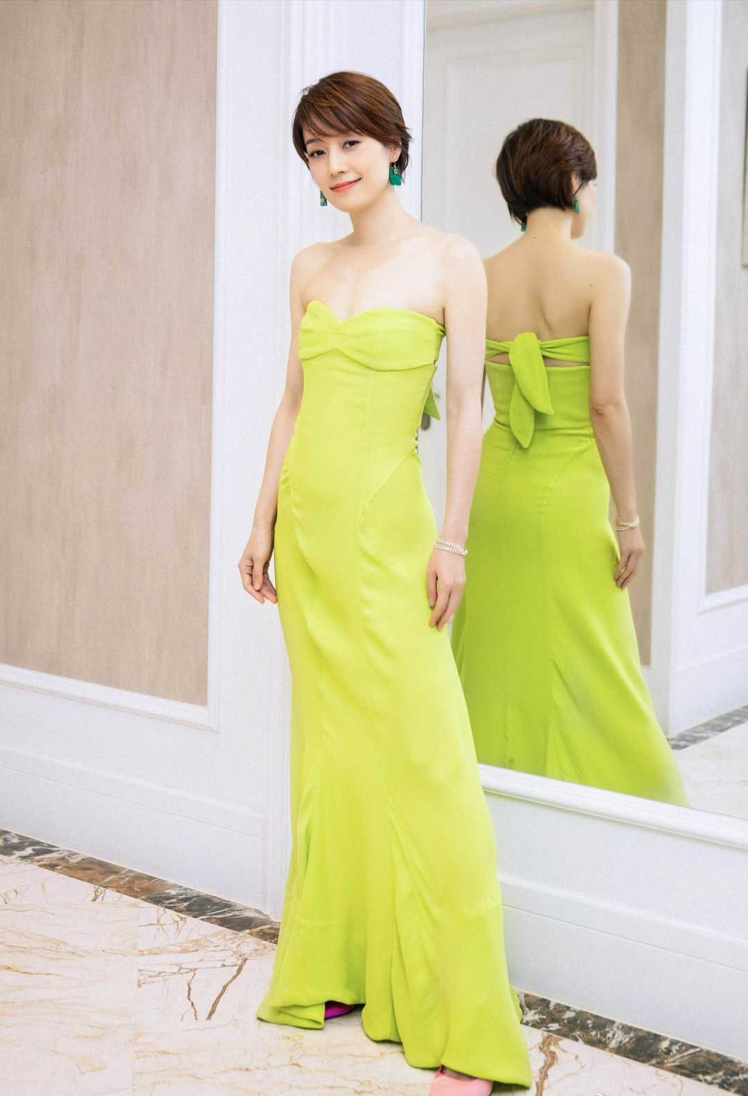 马伊琍气质全开,波波头短发搭配一字肩长款连衣裙,女人味十足