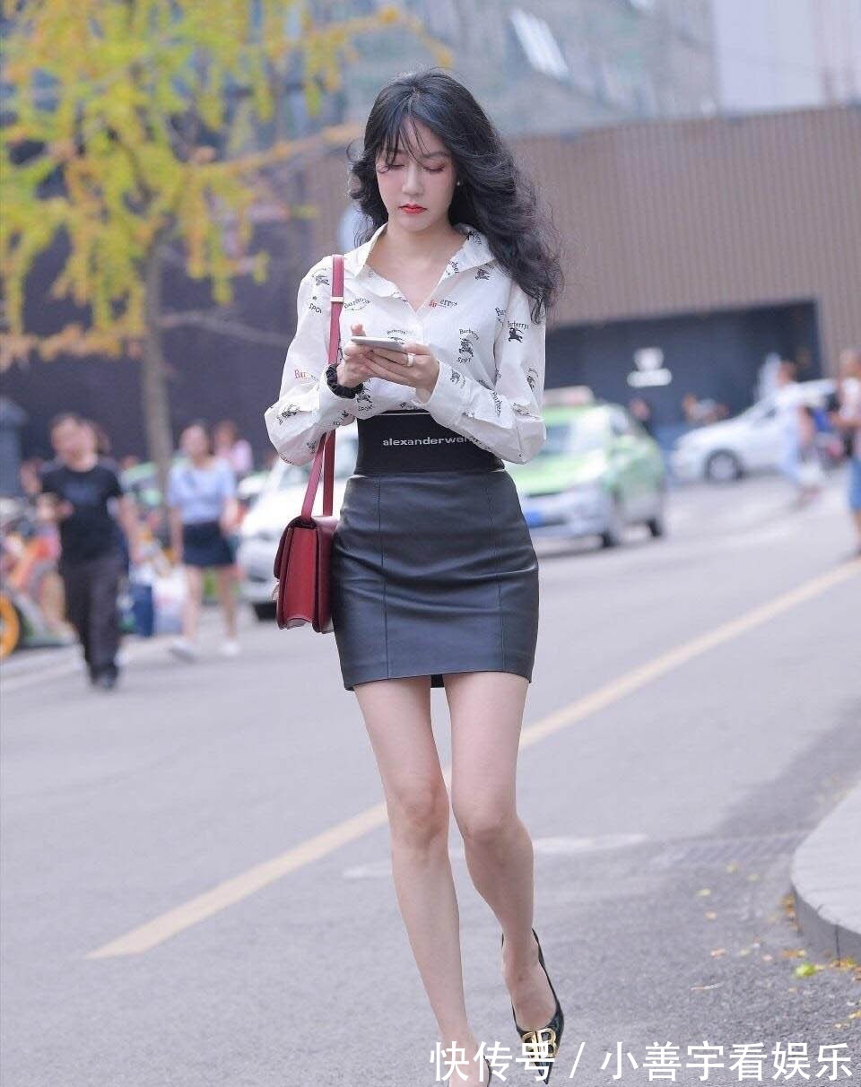 印花衬衫 白色印花衬衫搭黑色高腰皮裙,时尚清新,气质出众