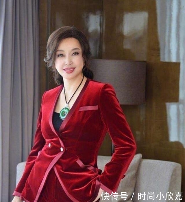 搭配 女人过了45岁,建议少戴这4种“首饰”,显廉价不说还没气质