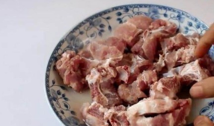 排骨别再用开水焯了，往水里放点它，血水和脏东西自动跑出来！