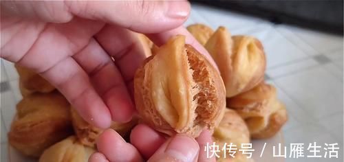 核桃酥这样做太好吃了，外面酥脆直掉渣，内里绵软又香甜，真过瘾