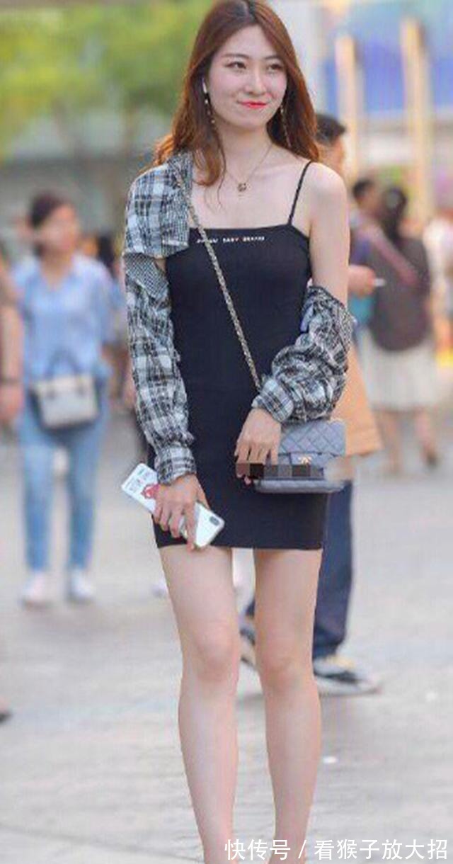 外套|黑色吊带裙搭配短外套，时髦又减龄，完美身材尽显！