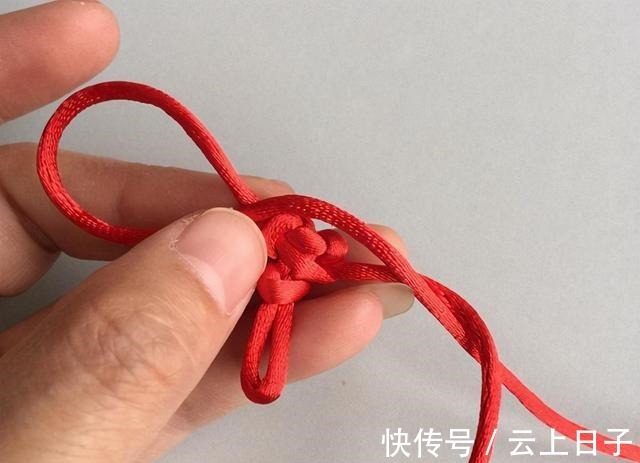 绕圈 心形结手链的编法教程,非常简单,只要2个结法就能编出!收藏了!