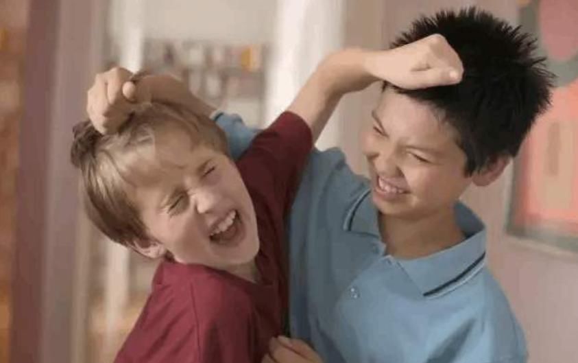 父母|5岁男孩被同学欺负，妈妈高情商做法堪称一绝，老师：干得漂亮