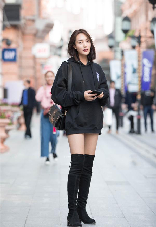 小美女|街拍:风流蕴藉的小美女,短袖配黑色休闲裤,尽显时尚唯美气质
