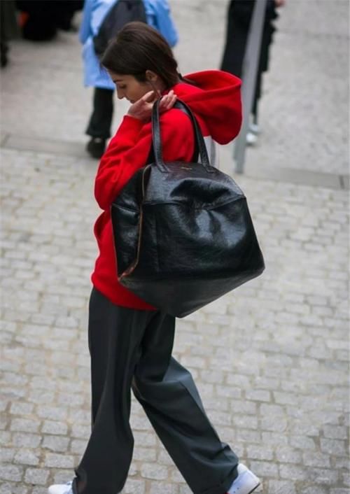 告别冬日沉闷，春季不穿红色卫衣，如何吸引男神注意力