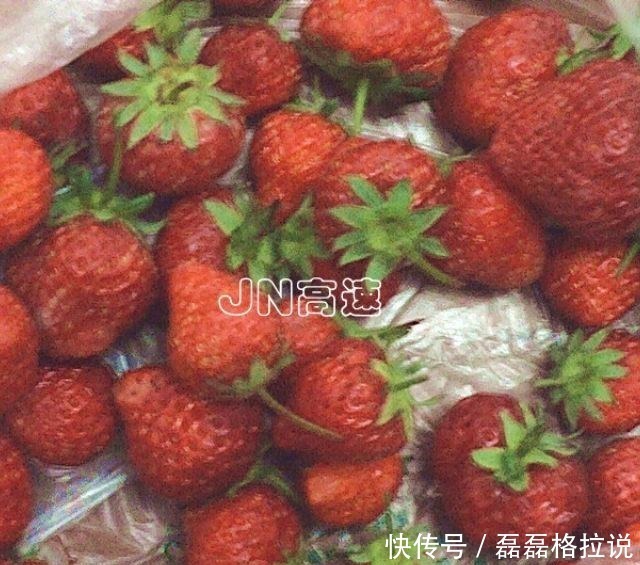 草莓蛋挞,很香很嫩的蛋挞,搭配一带草莓口感更清新