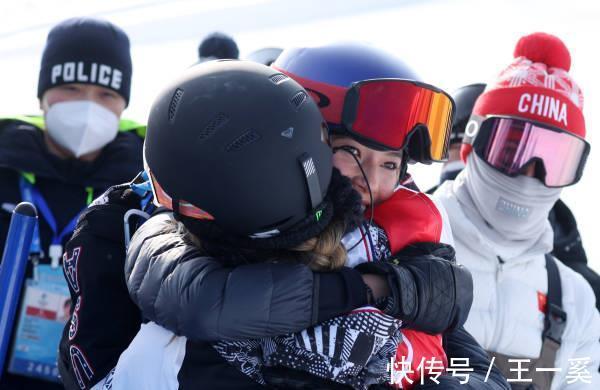 滑雪|谷爱凌与夺冠好友克洛伊·金拥抱，这就是强者的友谊吗？