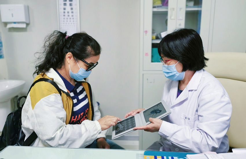 神经内科|55岁双胞胎姐妹常年头痛 竟是因斜视所致