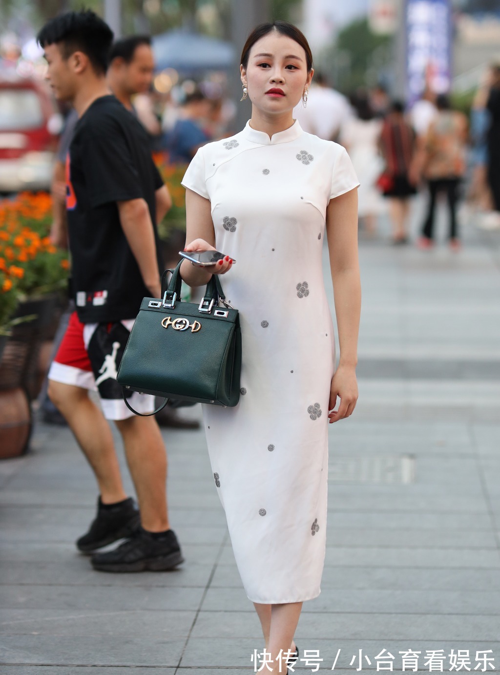 夏季|夏季改良版的旗袍，依然展现出优雅又婀娜的美，气质温婉美丽大方