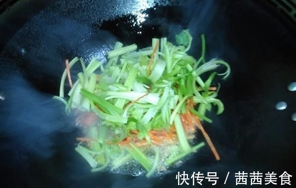 食物|媳妇晚饭不吃主食，常吃这种食物，1个月瘦10斤，早起准时排宿便