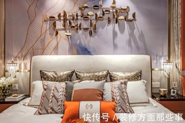 软装|100平现代轻奢风三居室,橙色软装有一种华丽温馨的活力空间感