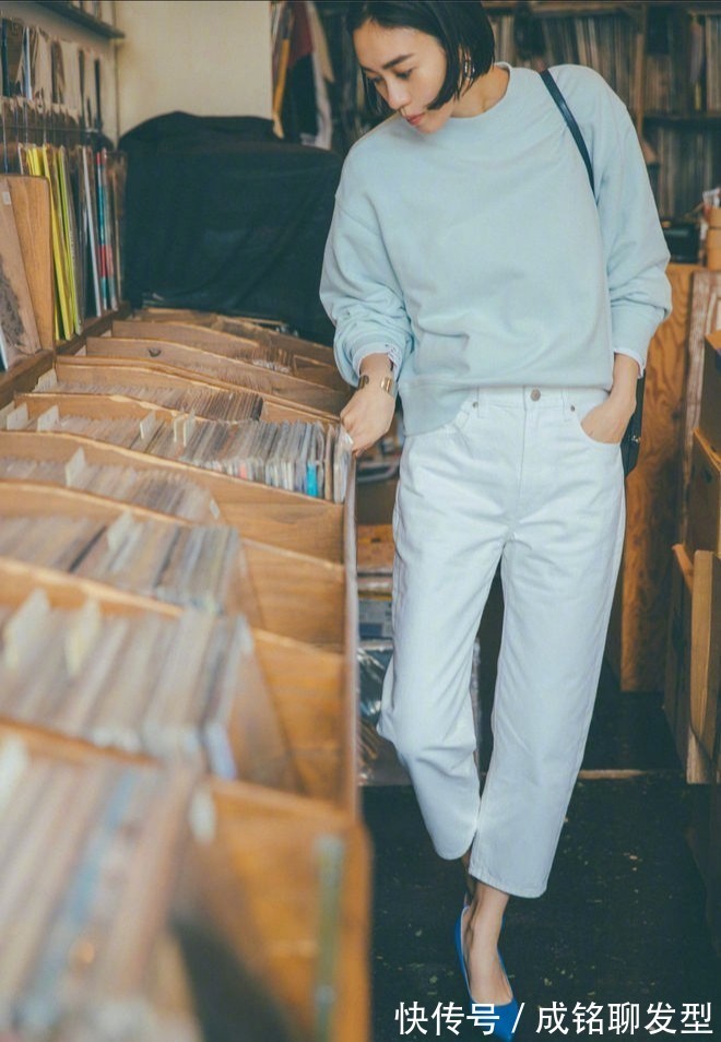 牛仔裤|四十岁的女人总穿小黑裤!试试这三种裤装搭配,减龄显瘦又有气质