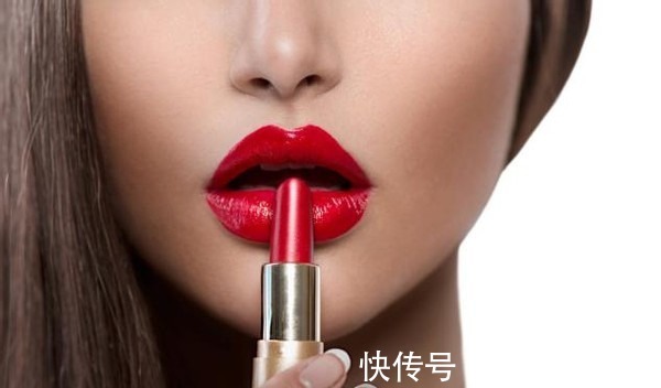 嘴唇 女人涂口红时,要改掉这4个坏习惯,不然再贵的口红都掉色粘杯