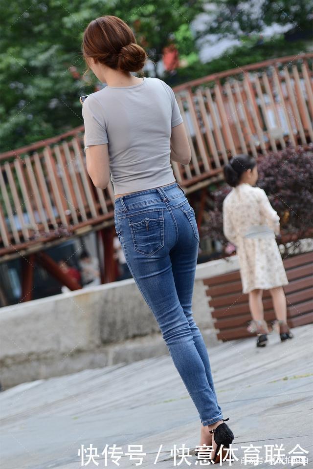 灰色V领短袖搭配牛仔裤,青春时尚,简单大气