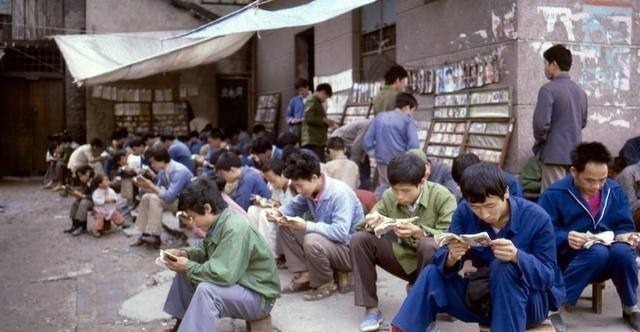 书摊&80年代老照片,最让人怀念的年代,没有手机、网络,人们依然开心