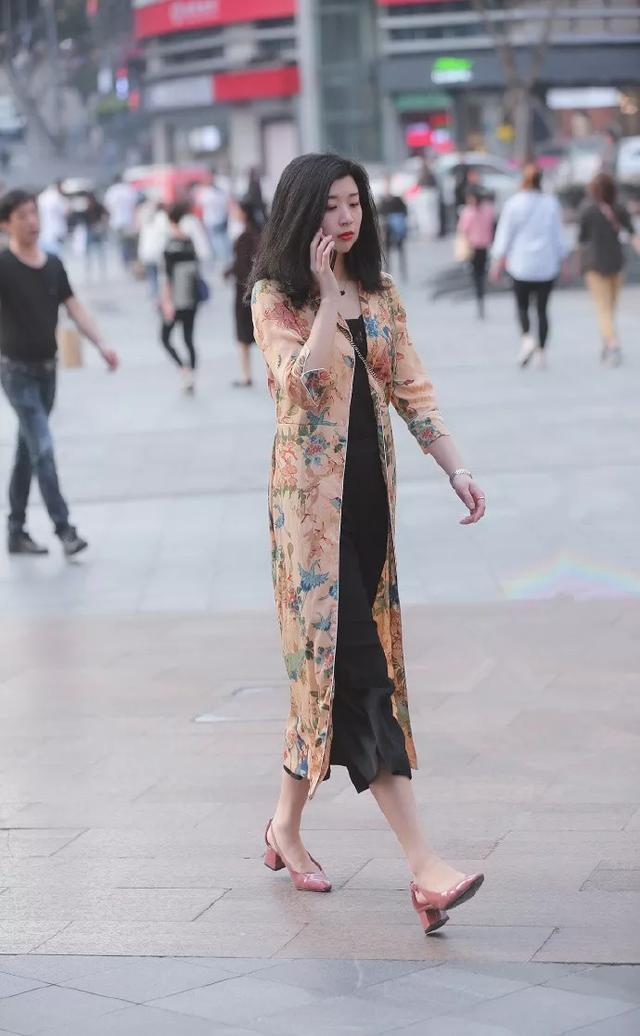 紧身|身材有点丰腴的小姐姐，身穿红色的紧身背心配短裙，显得靓丽又时尚