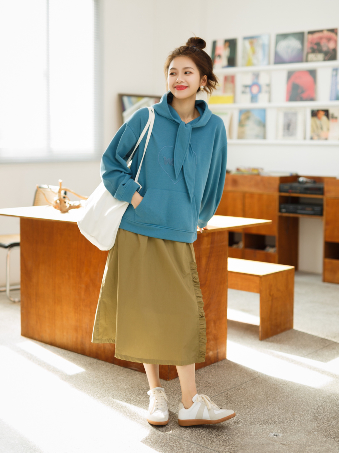 气质|3、40岁小个子该怎么穿?卫衣搭配半身裙时髦显高,还能提升气质
