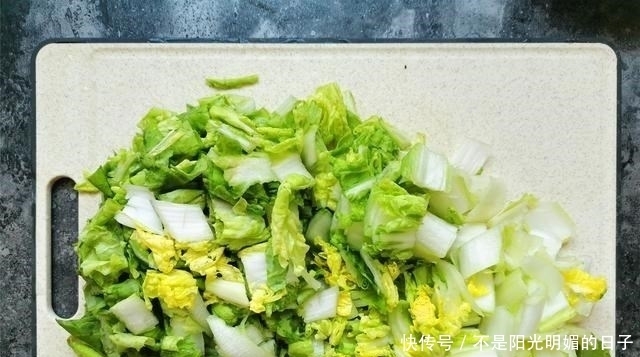 春天，这菜2块钱一斤便宜，加些肉丝炒一炒特下饭，家人爱吃