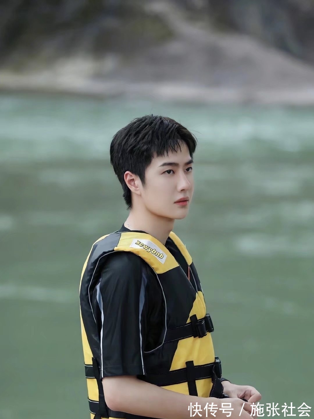 面對清澈的溪流，王一博把“無心做菜，只想下水”寫在了臉上