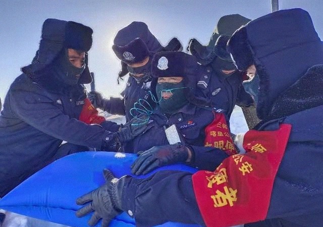 护边民警|他们在海拔3800米上守卫边疆，连呼吸都是雪的味道……