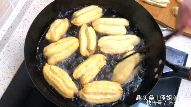 1碗面粉,1个鸡蛋,就能在家做油条,不用泡打粉,比买的好吃百倍