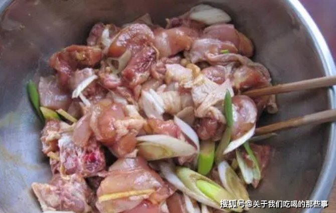 入味|炖鸡时，直接焯水是错的，大厨教你1招，鸡肉嫩滑没腥味，还入味