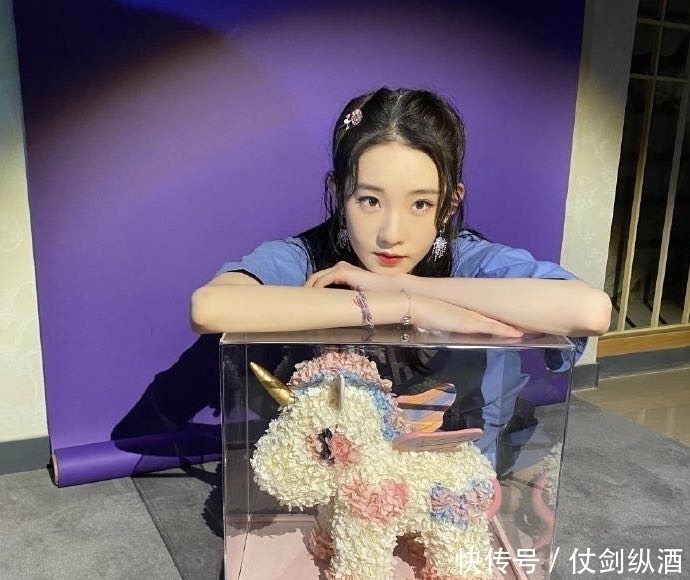 Lisa终于换刘海，像换了张脸一样，看了我都想剪同款