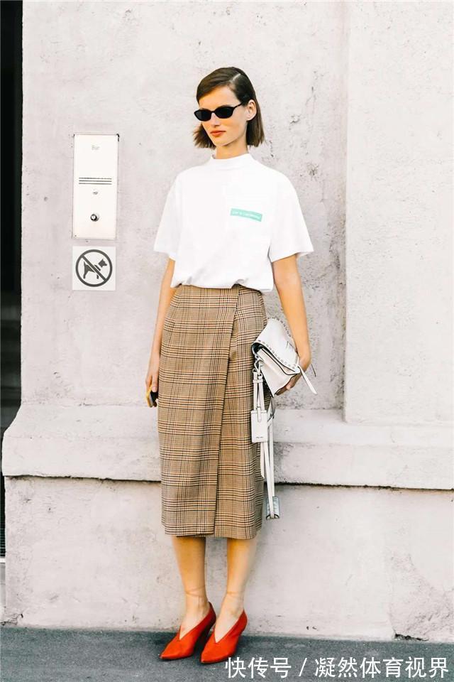乐福鞋|女人再懒,穿裙子也别配小白鞋了!瞧下面潮人这样穿,时髦有品味