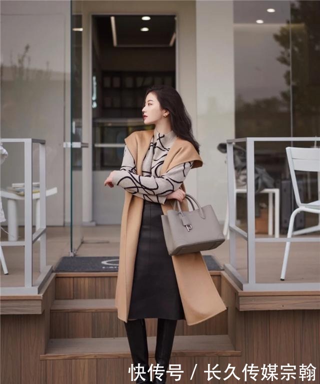 毛衣下面不一定要搭裤子,今年流行“毛衣+半长裙”,气质又高级