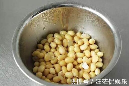 四季|绿萝喜欢“1种肥”,土里“挖个洞”,埋一点下去,叶片四季常绿