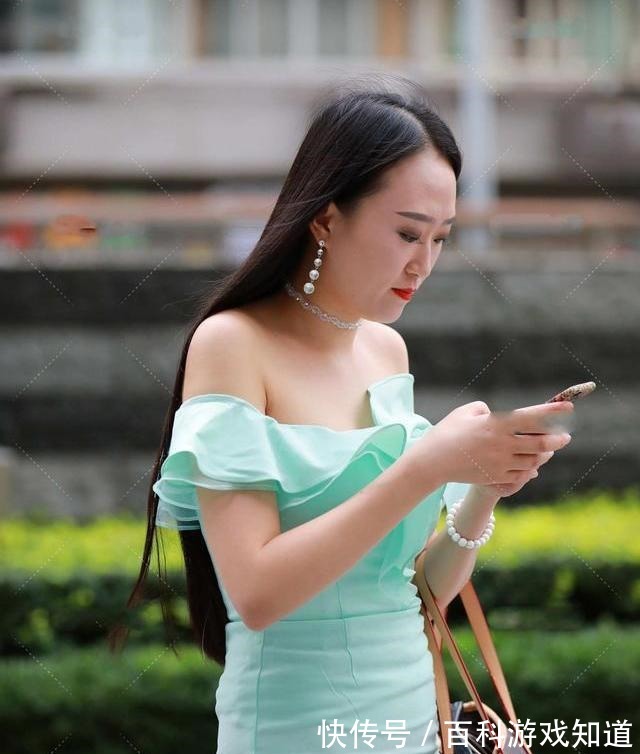 高跟鞋 绿色的衣服也很漂亮,荷叶边的设计非常柔和,适合配高跟鞋!