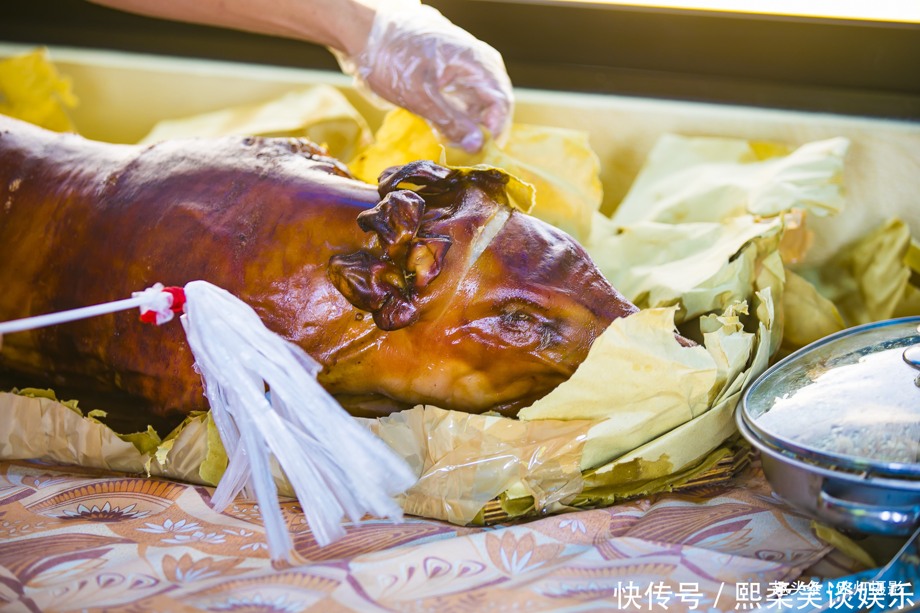 乳猪就|在菲律宾“二师兄”活不过一岁,就被烤着吃了,看着有点残忍