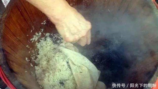 大妈|大妈街头卖这小吃，出摊2个小时，3块钱一个，一天能卖五大桶！