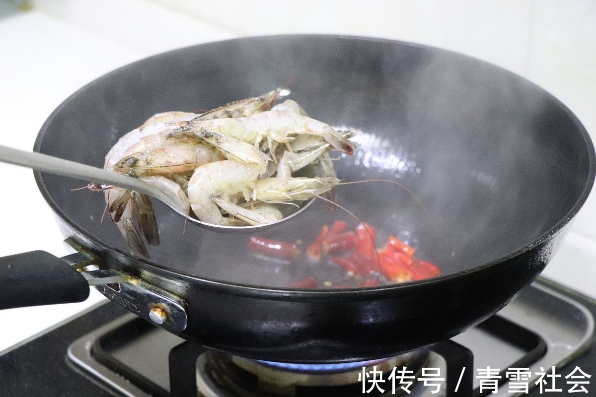 好吃|虾的营养丰富，搭配辣椒爆炒，好吃到舔手指