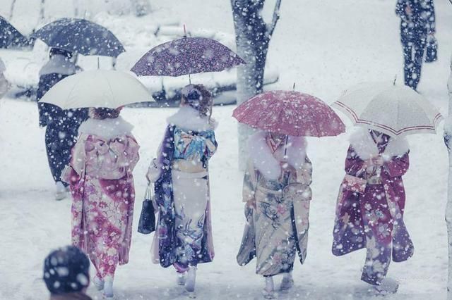 日本人下雪天也穿短裙，御寒能力比欧美人更厉害吗？